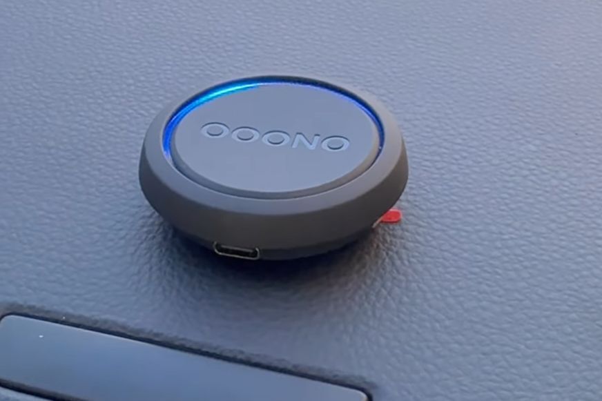 OOONO Co-Driver No2 am Armaturenbrett eines Autos befestigt, LED leuchtet auf